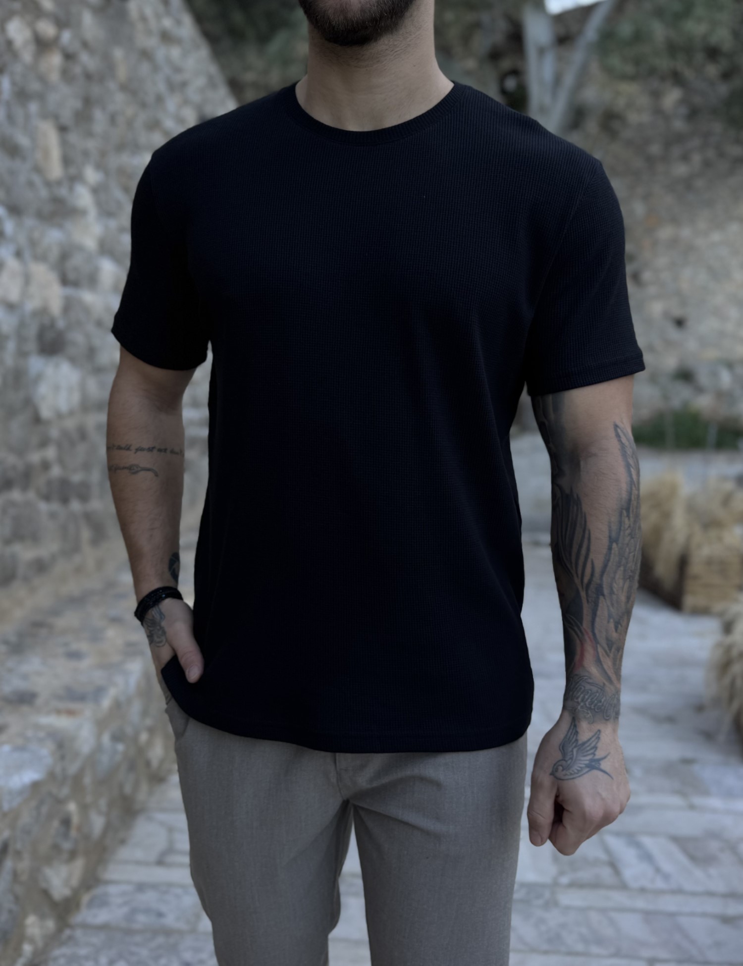 RJN Ανδρική μαύρη κοντομάνικη μπλούζα με ανάγλυφο ύφασμα R260330